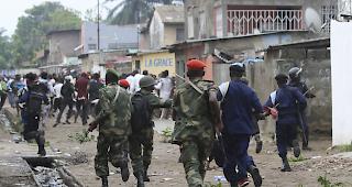 Kongolesische Sicherheitskr&auml;fte vertreiben Demonstranten in Kinshasa. Am Vorgehen der Polizei ist nun scharfe Kritik ge&uuml;bt worden. (Archiv)