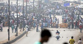 Eine Gruppe von Dalit-Aktivisten blockiert eine Strasse in Mumbai.