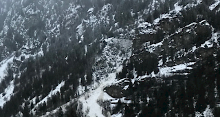 Am Mittwochnachmittag wurde das Trassee der MGBahn bei St. Niklaus von einer Lawine versch&uuml;ttet. 