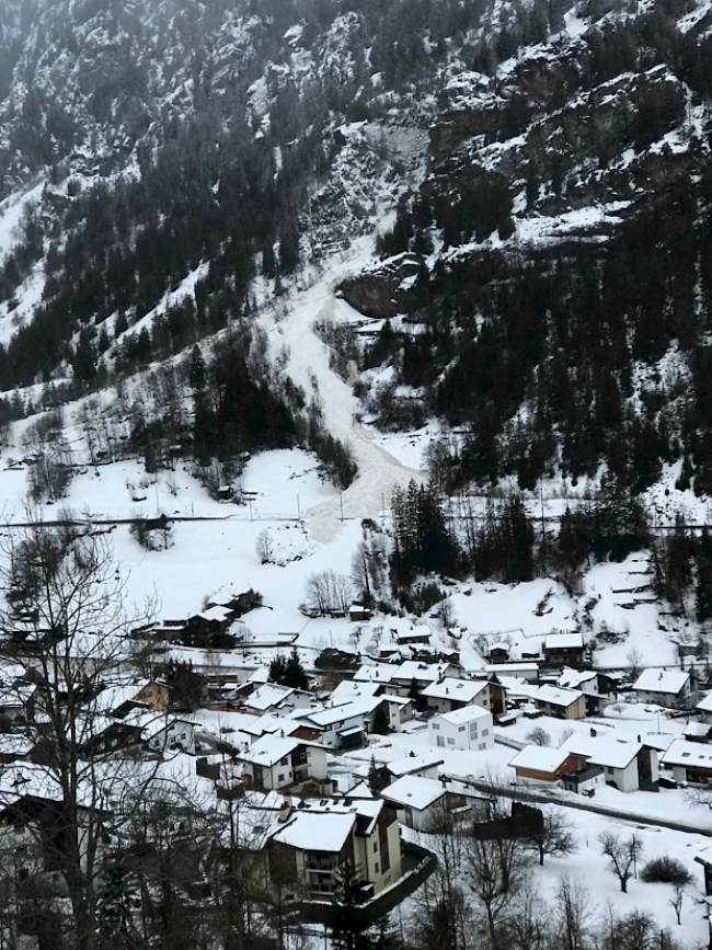 Am Mittwochnachmittag wurde das Trassee der MGBahn bei St. Niklaus von einer Lawine verschüttet. 