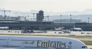 Ein Flugzeug der Emirates am Flughafen Z&uuml;rich. (Archiv)