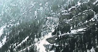 Verbindung unterbrochen. Bei St. Niklaus wurde ein Trassee der Matterhorn Gotthard Bahn von einer Lawine versch&uuml;ttet.