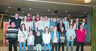 Gruppenbild zum Jahresbeginn. Gemeinderat, Jungb&uuml;rger/innen und alle Geehrten stellen sich zum Gruppenbild.  