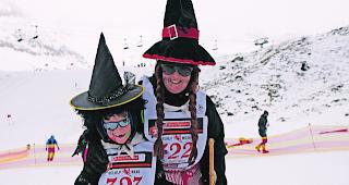 Im Zweiergespann. Eine Mini- und eine Maxi-Hexe gehen gemeinsam an den Start. 