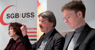 Paul Rechsteiner, Pr&auml;sident SGB, rechts, spricht an der Seite von Regula Buehlmann, Zentralsekretaerin f&uuml;r Gleichstellung, links, w&auml;hrend der Jahresmedienkonferenz des Schweizerischen Gewerkschaftsbundes (SGB).