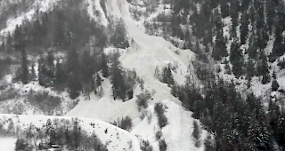 Die Bewohner von St. Niklaus werden gebeten, sich nicht unn&ouml;tig im Freien aufzuhalten. Es besteht die Gefahr von Staublawinen. (Archiv)