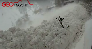 Zum Video. Schneemassen auf dem Weg hinunter in die Mattervispa.