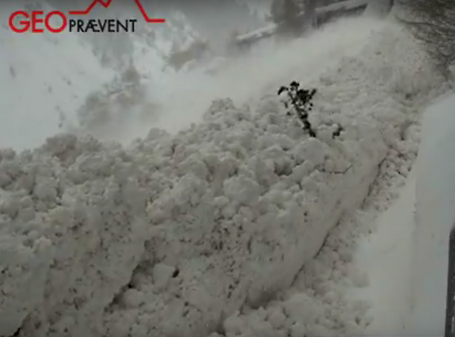 Zum Video. Schneemassen auf dem Weg hinunter in die Mattervispa.