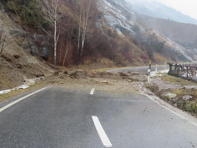 Auch zwischen Steg und Niedergesteln rutschte Material auf die Strasse.