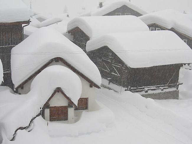 ... einiger Schnee auf den Gebäuden.