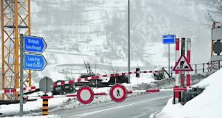 Kein Durchkommen. Auch die Strasse ins Saastal musste gestern geschlossen werden.  