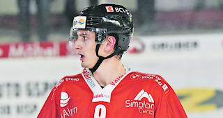 St&uuml;rmer Oliver Achermann brachte den EHC Visp in der 16. Minute in F&uuml;hrung. 