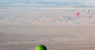 Ein Heissluftballon schwebt &uuml;ber Luxor.