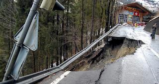 Bei Murgang zerst&ouml;rt. Die Strasse nach Adelboden wird ab Samstag einspurig befahrbar sein.