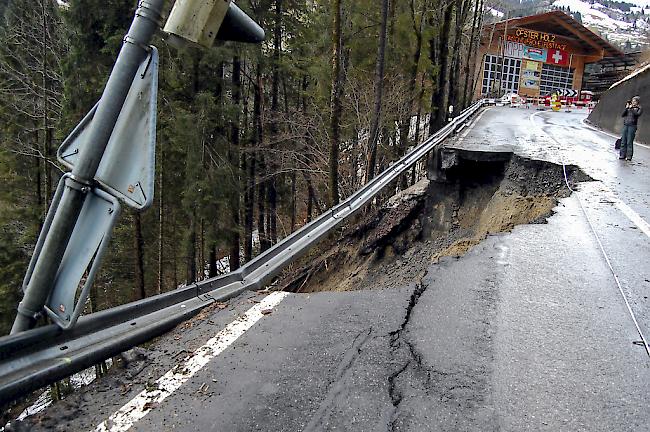 Bei Murgang zerstört. Die Strasse nach Adelboden wird ab Samstag einspurig befahrbar sein.