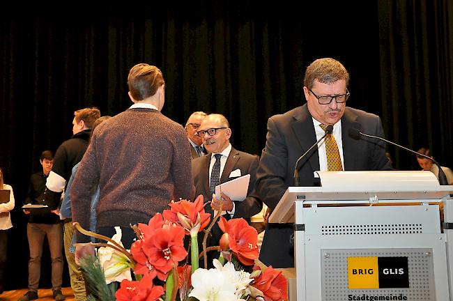 Stadtschreiber Eduard Brogli bittet die Jungbürger auf die Bühne. 