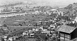Damals. Naters zur Zeit der Besiedlung durch italienische Gastarbeiter (ca. 1930). Links im Bild ist ein Teil des Italiener-Viertels an der heutigen Landstrasse, inklusive Missione Cattolica Italiana, zu sehen.  