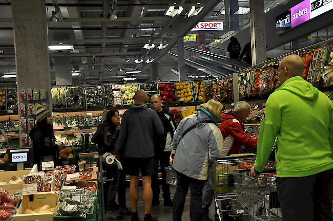 Lockere Bekleidung und warme Winterjacken wechselten sich bei den rund 1500 Gästen.