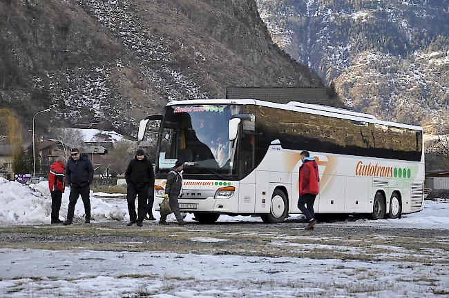 Nicht alles verlief reibunslos: Ein Car blieb beim Rückwärtsfahren im Schnee stecken, nachdem der Chauffeur die Anweisungen nicht gänzlich befolgt hatte.