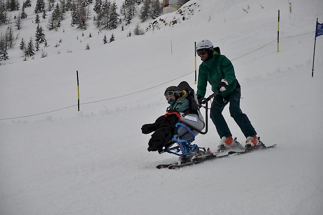 Mit dem Dualski können sich auch bewegungsbehinderte Personen auf die Piste wagen.