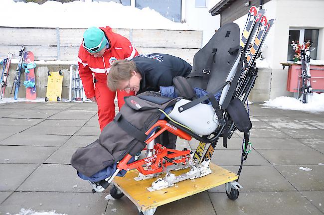 Ein Dualski wird für die Pistenfahrt vorbereitet.