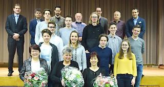 Die Jungb&uuml;rgerinnen und Jungb&uuml;rger des Jahrgangs 1999, geehrte und verabschiedete Mitarbeiter sowie Gemeinder&auml;te von Visperterminen