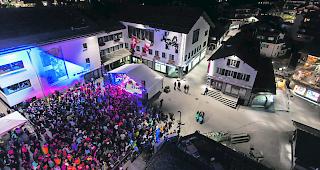 Zusammenstehen. 135 Verbesserungsvorschl&auml;ge aus der Bev&ouml;lkerung wurden eingereicht (Bild: der Dorfplatz w&auml;hrend eines Konzerts im Oktober 2012).  