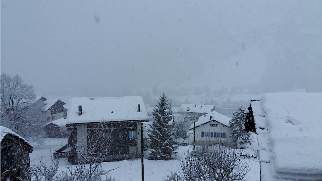 Weiss. In Randa gab es bereits vor 10.00 Uhr viel Neuschnee.