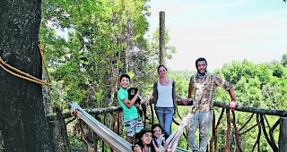 Mitten im Wald. Daniela und Gabriel mit Neffe Domingo, Tochter Kimaru und Nichte Amanda auf der Terrasse ihres Hauses.  