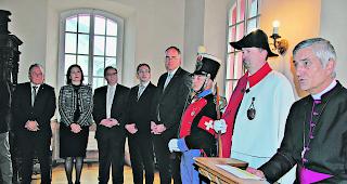 Neujahrsgr&uuml;sse. Bischof Jean-Marie Lovey bei seiner Neujahrsansprache. Im Hintergrund lauscht die Walliser Regierung seinen Worten (von links) Jacques Melly, Esther Waeber-Kalbermatten, Roberto Schmidt, Fr&eacute;d&eacute;ric Favre und Christophe Darbellay. 