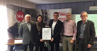 Von links: Dr. Jean-Marc Bellagamba (Direktor der KWRO) Staatsr&auml;tin Esther Waeber-Kalbermatten, Olivier Nyenhuis (Bereichsleiter IVR), Diego Lareida (Leiter der Notrufzentrale 144), und Rechtsanwalt Fritz Anthamatten (Verwaltungsratspr&auml;sident der KWRO).