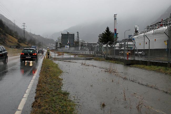 Hochwasser: Der Laldnerkanal auf der Höhe der Lonza-Werke drohte überzulaufen.