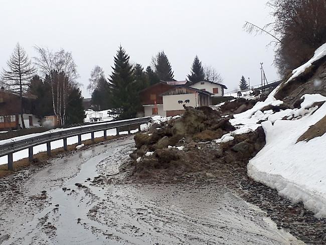 Weil die Abläufe zweier Bäche verstopft sind, quert das Wasser die Fahrbahn. 