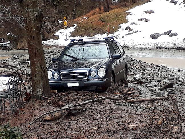 Mehrere Erdrutsche machen die Strasse zwischen Turtmann und Oberems am Dienstag unpassierbar. 