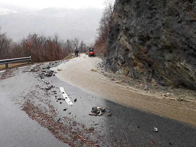 Weil die Abläufe zweier Bäche verstopft sind, quert das Wasser die Fahrbahn. 