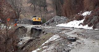 Mehrere Erdrutsche machen die Strasse zwischen Turtmann und Oberems am Dienstag unpassierbar. 