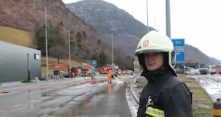Jan Furger steht f&uuml;r die Feuerwehr im Einsatz, seine Familie musste ihr Haus ebenfalls verlassen.