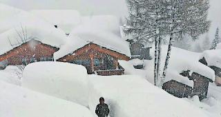 Im Schnee versunken. Auf dem Furi kurz oberhalb von Zermatt schreitet eine 1,69 Meter grosse Frau durch die Schneemassen. 
