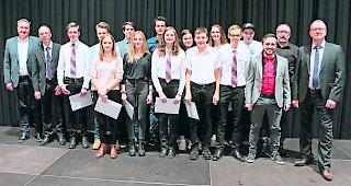 Mit breiter Brust. Die Jungb&uuml;rger wohnen in einer Gemeinde mit einer soliden Finanzlage und Bev&ouml;lkerungswachstum. 