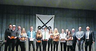 Gemeinde, die w&auml;chst. Der Jahrgang 2000 und die Beh&ouml;rdenmitglieder am Neujahrsempfang.  