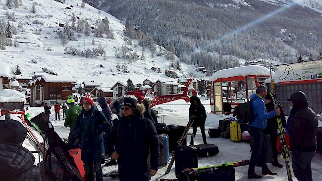 Die Luftbrücke zwischen Zermatt und Täsch wird rege genutzt.