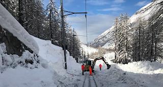 Die Bahnstrecke zwischen Visp und T&auml;sch war am Freitag erneut unterbrochen, diesmal wegen einer Fahrleitungsst&ouml;rung (im Symbolbild: R&auml;umungsarbeiten im Mattertal). 