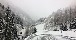 Wegen schneebedeckter Fahrbahnen muss der Simplonpass w&auml;hrend 24 Stunden gesperrt werden (Archivbild). 