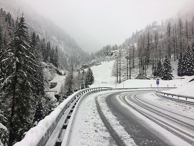 Wegen schneebedeckter Fahrbahnen muss der Simplonpass während 24 Stunden gesperrt werden (Archivbild). 