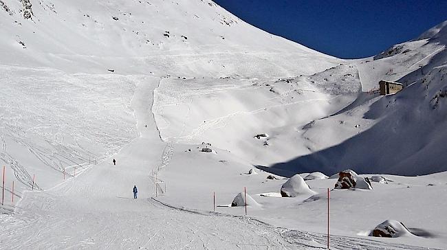 Die Talstation der Dreiersesselbahn Chumme (rechts im Foto) ist von einer Lawine, die vom Gegenhang vom Rothorn herunterdonnerte, völlig zerstört worden.