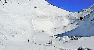 Zerst&ouml;rt. Die Talstation der Dreiersesselbahn Chumme (rechts im Foto) ist von einer Lawine, die vom Gegenhang vom Rothorn herunterdonnerte, v&ouml;llig zerst&ouml;rt worden. 