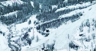 Eindr&uuml;cklich. Eine Lawine versch&uuml;ttete ein Teilst&uuml;ck der MGBahn bei St. Niklaus.