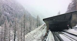 &Uuml;ber die Galerie. Lawine beim Furigraben unterhalb von Simplon Dorf.  