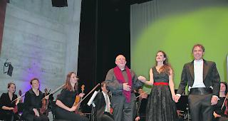 La-Poste-Musiktheater, Visp. Das Orchester der Konzertgesellschaft Oberwallis feierte &ndash; von rechts  &ndash;  unter Dirigent Paul Locher zusammen mit Sopranistin Franziska Andrea Heinzen, Moderator Engelbert Reul, Konzertmeisterin Patrizia Pacozzi und mit dem Publikum musikalisch glanzvoll den Beginn des neuen Jahres 2018. 