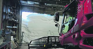 Im Schnee gefangen. Der Pistenbully in Saas-Fee musste sich erst den Weg hinaus freik&auml;mpfen, bevor er mit seiner eigentlichen Arbeit beginnen konnte.  